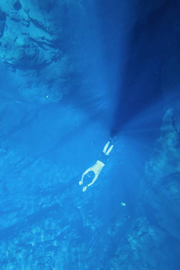 Explorando a Lagoa Misteriosa, em Bonito, no Mato Grosso do Sul, apenas com os pulmões
